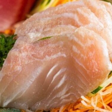Delicadas fatias de peixe branco fresco, apresentando uma textura macia e um sabor suave e equilibrado. Essa opção é ideal para quem prefere sashimis mais leves, porém muito saborosos, onde o frescor do mar é o protagonista. Cada pedaço traz uma experiência refinada e elegante, perfeita para quem valoriza a simplicidade aliada à qualidade excepcional do ingrediente.