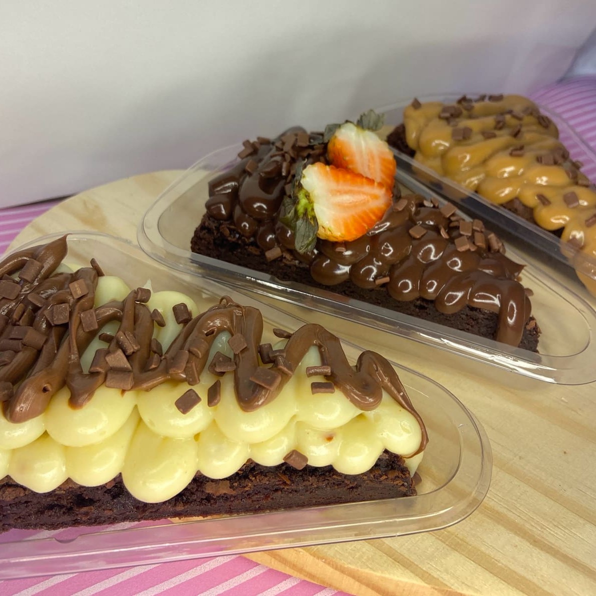 1 massa de brownie no formato de pizza, finalizado com recheios da sua preferência. Serve muito bem 1 pessoa.