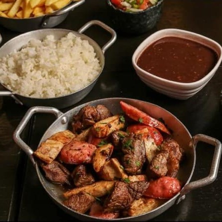 Arroz, feijão, salpicão ou fritas, farofa e 2 opções carnes