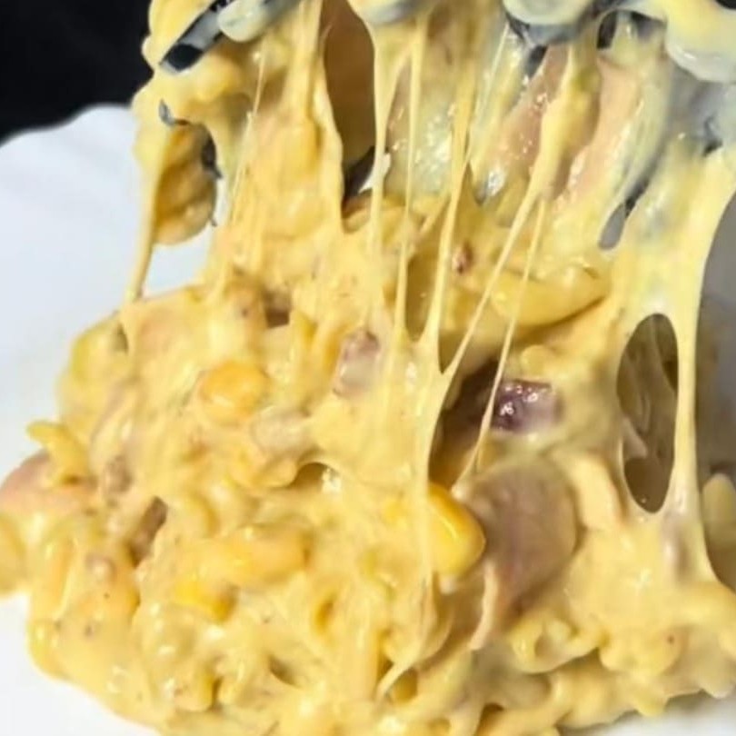 Macarrão parafuso com queijo , presunto, Calabresa, queijo, baicon e creme de leite e milho