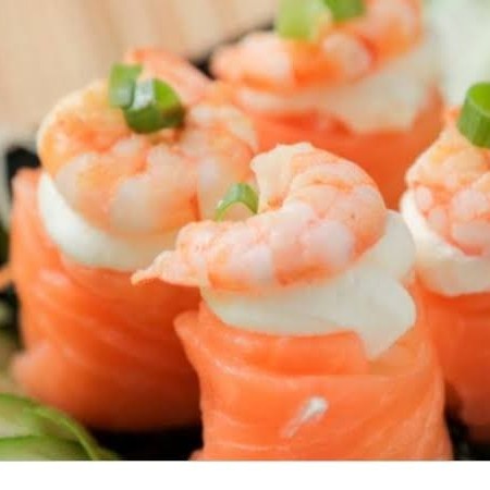 Apresentamos o Joe Ebi - uma entrada deslumbrante com quatro unidades. Trata-se de um prato sofisticado onde o salmão fresco e suculento é habilmente envolto em arroz de primeira qualidade. Cada peça é generosamente coberta com um saboroso cream cheese, acentuando os sabores e adicionando uma suavidade indulgente. Para finalizar, cada unidade é coroada com um camarão fresco e tenro, transformando este prato numa verdadeira experiência gastronômica. O Joe Ebi é o equilíbrio perfeito entre a tradição e a inovação, uma entrada que irá certamente agradar até aos paladares mais exigentes.