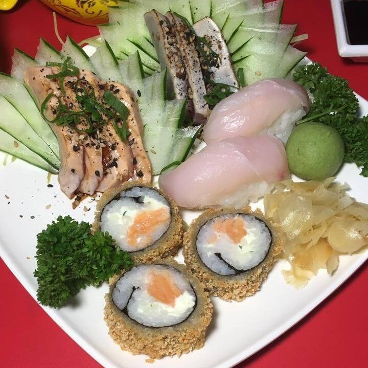 4 Sashimi  De Salmão Tost  + 3 sashimi De Atum Tost +2 Sushi De Peixe Branco + 3 Hot Filadelfia