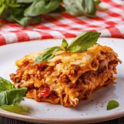 Cada Lasanha contém genererosas 500g que são assadas até a perfeição. Escolha entre a Lasanha à Bolonhesa, Lasanha à Carbonara ou Lasanha de Frango com Catupiry, cada uma preparada com ingredientes frescos e assada para um sabor irresistível.
