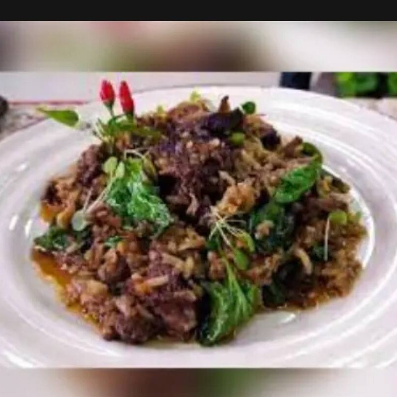 Arroz com Rabada Desfiada e Agrião, tempero caseiro, prato serve até duas pessoas! Uma explosão de sabor! Tempero caseiro! Aproximadamente 600g Aprox. 300g Rabada Imagem meramente ilustrativa! Serve até 2 pessoas