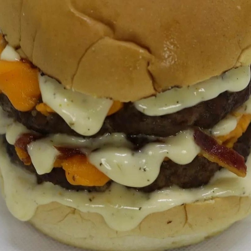 Pao macio,2carnes cremosas  ,2 queijos mussarela derretido,2 presunto 2 ovos , bacon em cubos, calabresa fatiada  e molho especial ,batata p com cheddar melt e guarana ou coca lata