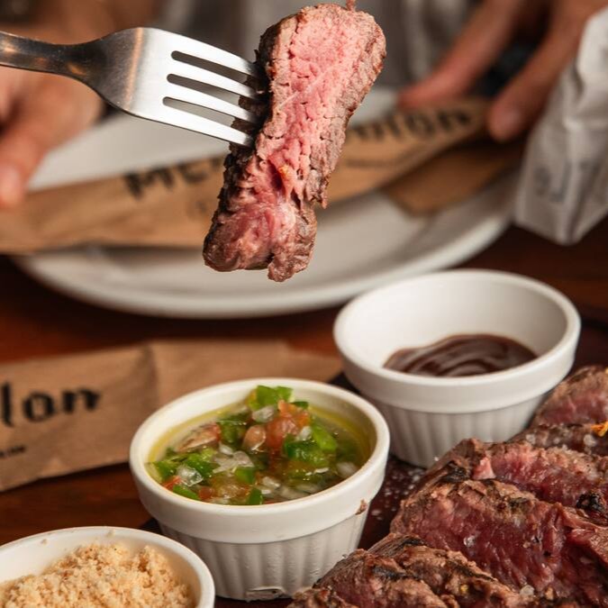 Saboroso e suculento, o filé mignon especial possui sabor e maciez na medida certa - aproximadamente 330gr.
acompanha farofa de bacon, molho bbq e molho à campanha.