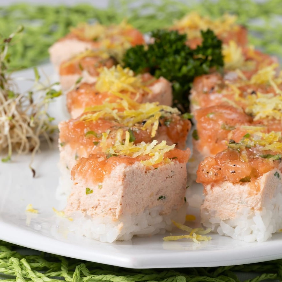 Sushi prensado de salmão com pasta de salmão e raspas de limão siciliano.