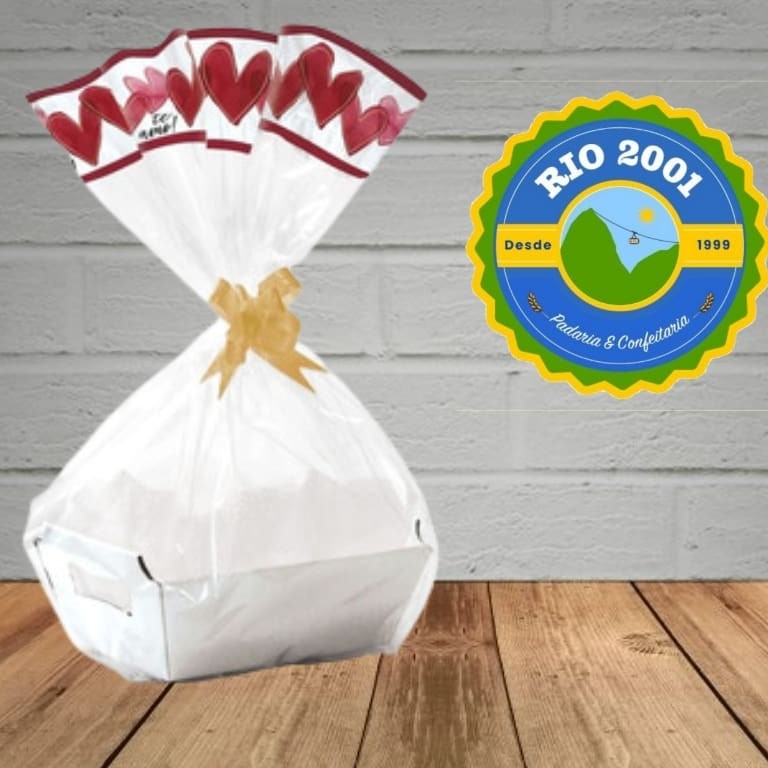 Descubra a alegria de montar sua cesta com a '(#2) Cesta'. Uma seleção cuidadosa composta por 6 pães franceses frescos e 4 pães doces colegial, perfeitos para começar o Dia com muito sabor. Complemente com a doçura irresistível da goiabada Palmeiron de 300g e o encanto do mil folhas de chocolate. A cesta ainda traz a hidratação refrescante de 1 litro de água de coco e a crocância inigualável de 200g de pão de queijo. Para finalizar, uma caixa de Bis para adoçar ainda mais o seu Dia. Desfrute desta combinação perfeita!