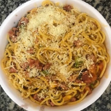 Espaguete com molho de tomate e carne moída.