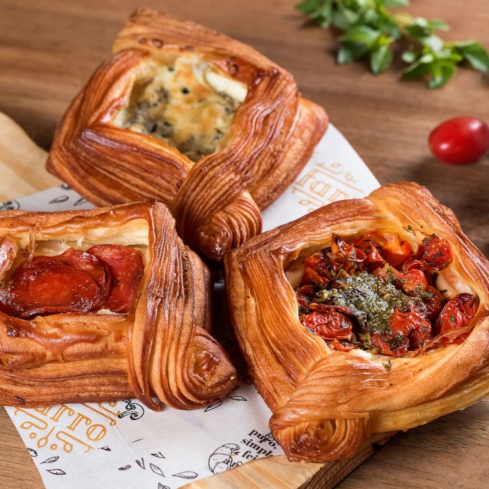 Massa semi-folhada com opções de recheio