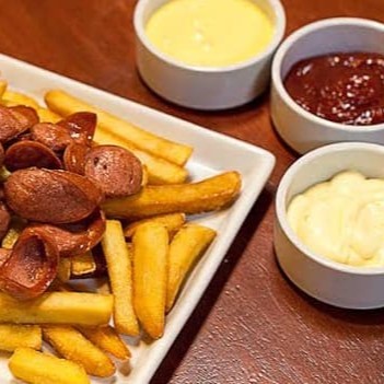 Porção de batata frita corte fino+calabresa (Perdigão)acebolada. Saches de Molhos grátis (catchup e barbecue)