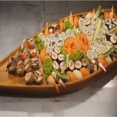 Sashimi (10 salmão, 6 peixe branco), sushi (10 salmão, 5 kani, 5 peixe branco, 5 skin, 5 camarão), makimono (8 califórnia, 10 hot, 10 filadélphia, 8 furaimaki, 4 uramaki skin)