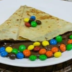 Crepe feito com massa caseira, super recheado com Nutella Original, 1 pacote inteiro M&M's, mais 2 acompanhamentos de sua preferência!  #acai #crepe #tapioca #salada #natural #fit #lowcarb #jardimcrepetapioca #lanche #francesa #crepesalgado #crepedoce #tapiocasalgada #tapiocadoce #Catupiry #frango #carneseca #costelabovina #camarão #salmão #salame #presunto #calabresa #peitodeperu #docedeleite #Nutella #romeuejulieta #chocolate #kinderbueno #Milka #nestle #lacta #pizza #hamburguer #artesanal