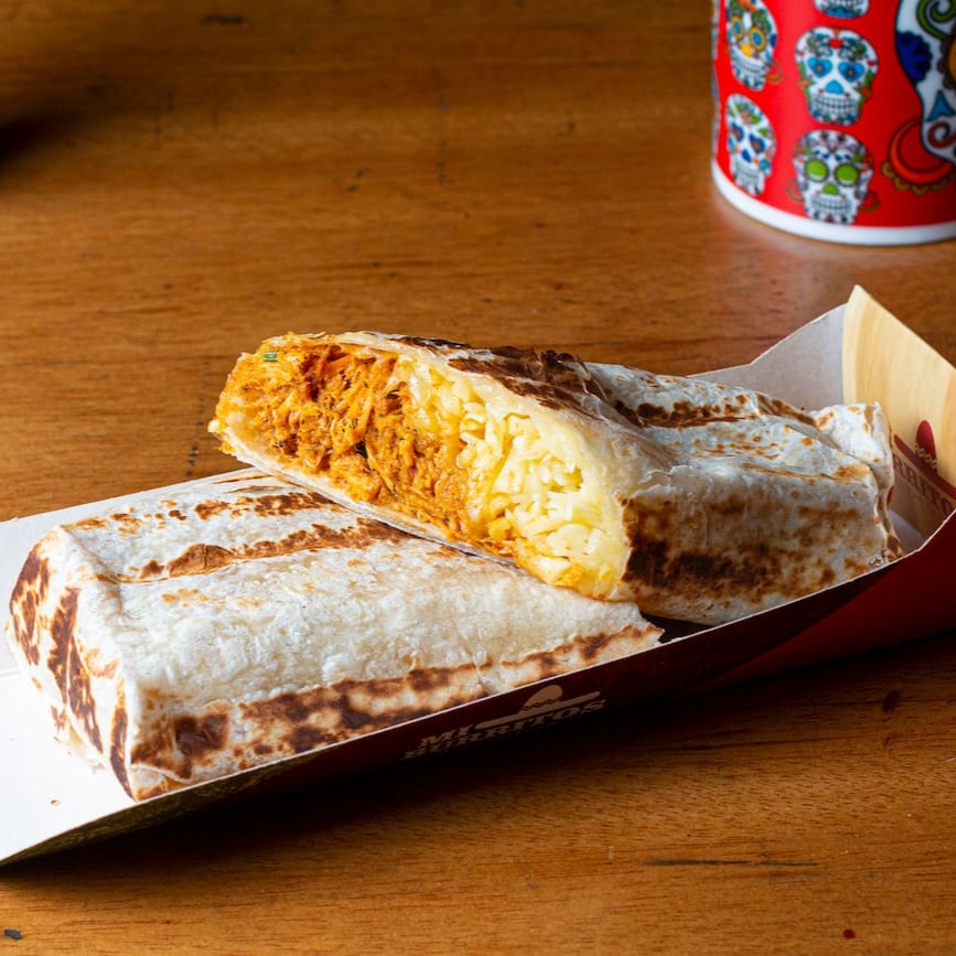 Uma delícia com aproximadamente 600gr. Lombo suíno al pastor (com abacaxi). Todos os burritos são montados com: arroz, pasta de feijão, muçarela,1 proteína e 1 molho grátis.  Exceto o vegano. Esses itens vão dentro do burrito.