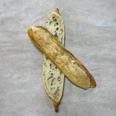 Farinha de trigo italiana, água, sal, levain. 24 horas de fermentação.