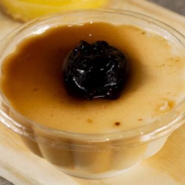 Delicioso manjar de coco, finalizado com ameixa e calda de ameixa.