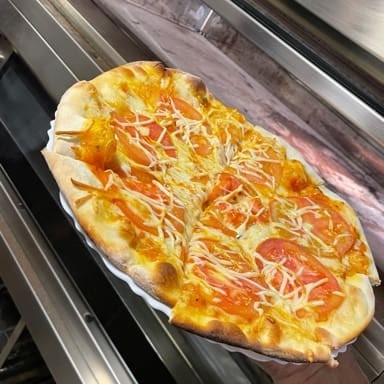 Pizza de massa artesanal com fermentação de 48 horas, base com molho de tomate e queijo muçarela, tomate, manjericão e parmesão. Tamanho 30 cm c/ 8 fatias.