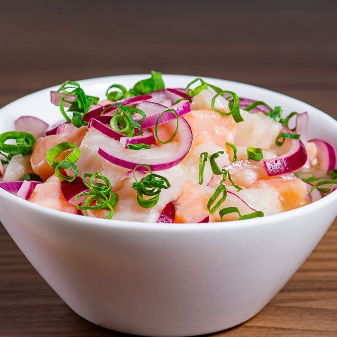 Salmão e Peixe branco marinados no limão, pimentões e cebola roxa finalizados com cebolinha.