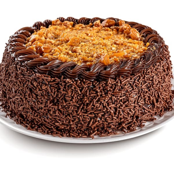 Bolo de chocolate com recheio de brigadeiro com crocante, coberto com chocolate e decorado com granulado e pedaços de crocante.