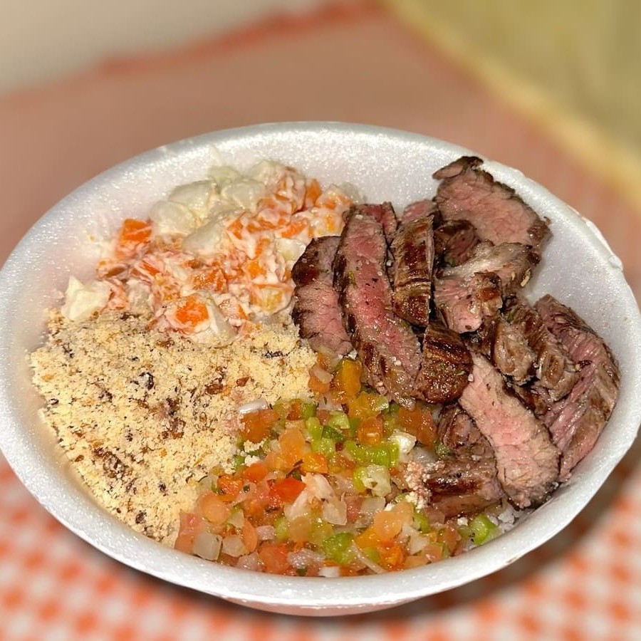 Deliciosa combinação de arroz, feijão e carne, acompanhada de farofa, maionese e molho a campanha. Uma refeição completa e saborosa que vai te deixar satisfeito!