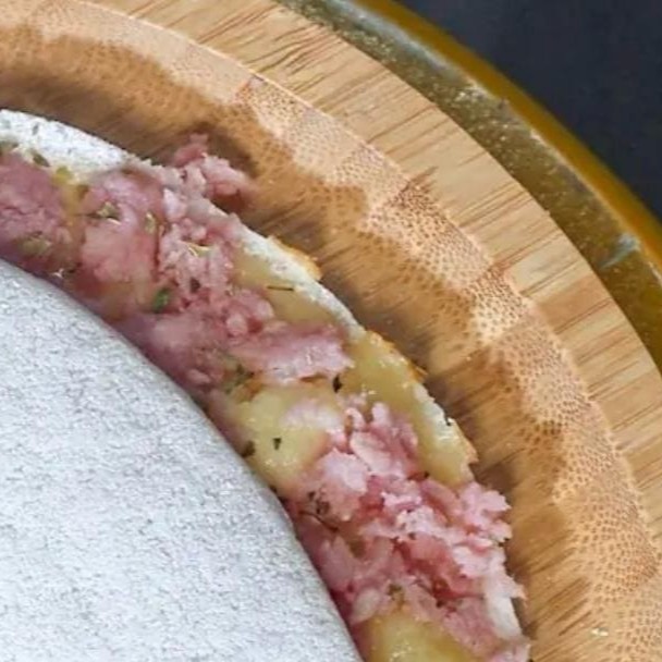 Goma de tapioca artesanal, presunto ,tomate e mussarela finalizada com orégano.