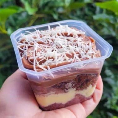 Massa de chocolate super fofinha com recheio de brigadeiro branco, coco em flocos e recheio de chocolate. (Pote 250ml)