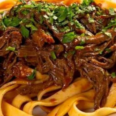 Macarrão de sua escolha com um delicioso molho de carne assada desfiada.