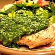 Peito de frango grelhado ao molho pesto aromático, acompanhado de um purê rústico com pedacinhos de batata e uma salada mix fresca e crocante. Um prato leve e saboroso, que combina ingredientes simples e deliciosos em perfeita harmonia.