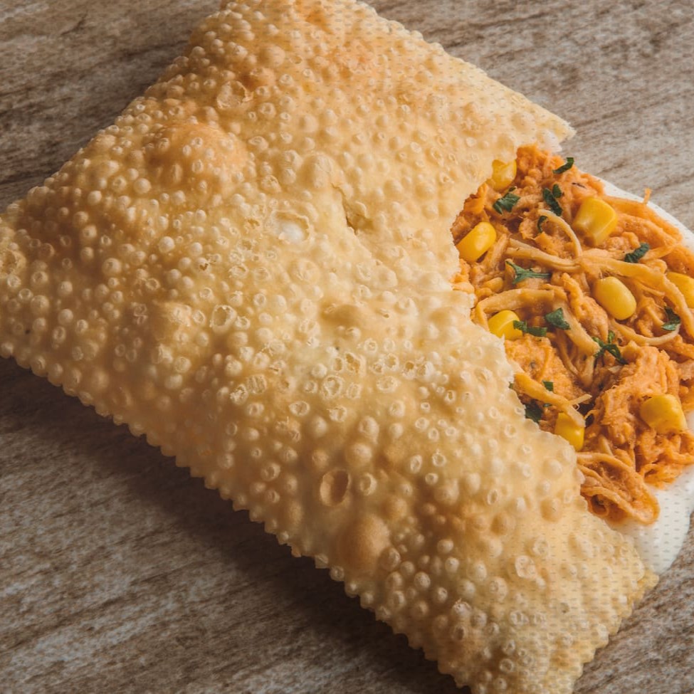 Delicioso pastel de peito de frango desfiado, milho e requeijão. Tamanho 20 x 9,5 Cm (Você encontra os cupons em seu aplicativo na categoria: Perfil - Cupons)