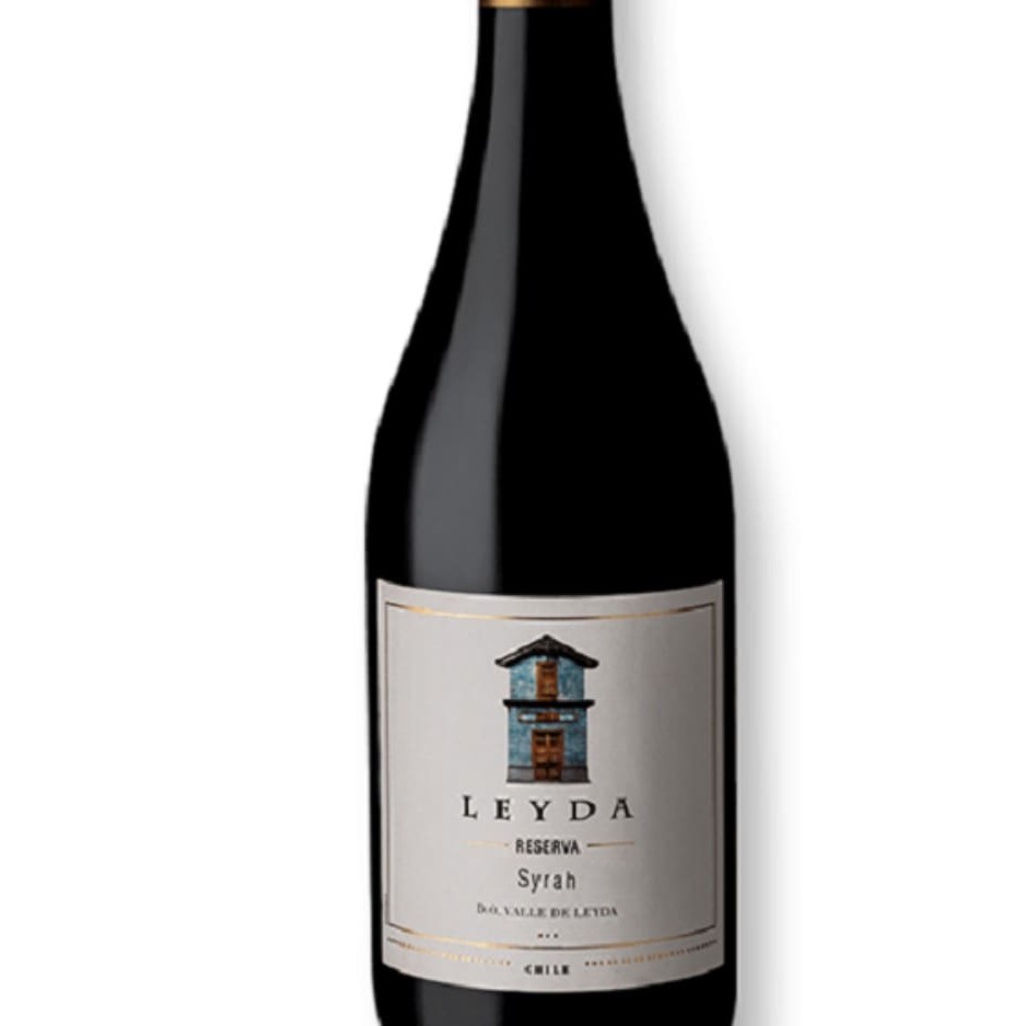 País: Chile    Tipo do Vinho: Tinto   Uva: 100% Syrah   Volume: 750 ml   Vinícola: Leyda   Amadurecimento: 8 a 9 meses em barril de carvalho   Potencial de Guarda: Até 5 anos   Temp. De Serviço: 14c a 16c   Visual: Vermelho rubi intenso   Olfativo: Notas de frutas, mostrando notas de mirtilos, framboesas, amoras, além de notas florais e cristalizadas.   Gustativo: O paladar é concentrado e persistente, com um sabor a frutos vermelhos e compotas.   Vinho Como Eu Vejo: Frutado, encorpado, macio e equilibrado   Momento de Consumo: Churrasco e Dia-a-Dia   Região: Vale Do Leyda