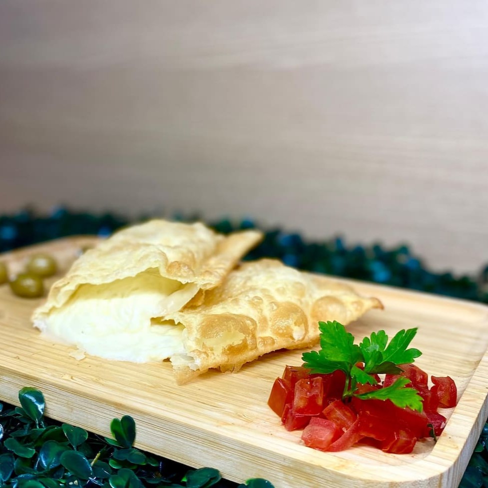 Massa crocante e sequinha recheada com o autêntico Queijo Minas de textura suave e sabor levemente salgado com 20cm de puro sabor. Podendo turbinar com o complemento da sua preferência.