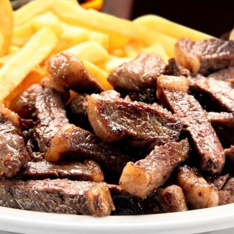 Aproximadamente 500 gr de contra filé com batata frita