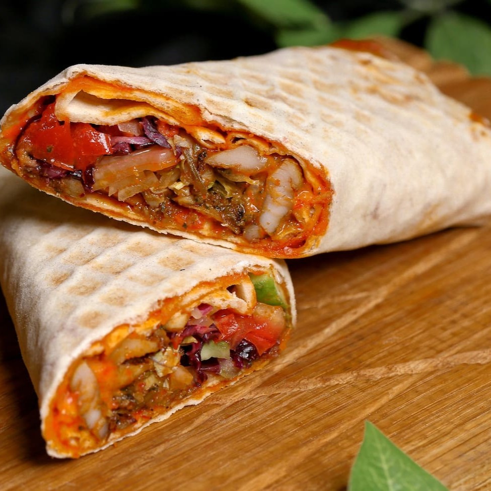 Imagine uma combinação irresistível de carne suculenta, marinada com uma mistura secreta de especiarias exóticas, grelhada à perfeição e envolta em um pão pita macio e fresco. Cada mordida é uma viagem sensorial que você não vai querer perder!  Personalize do Seu Jeito: Escolha seus ingredientes favoritos e crie o shawarma perfeito para você!  Imagens meramente ilustrativas.