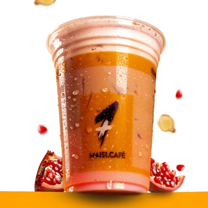 O nosso Spiced Coffee é um deleite para os sentidos! Composta por um espresso robusto e rico, combinado com o sabor vibrante de frutas vermelhas selecionadas, um toque picante do gengibre e a suavidade do leite. Cada gole é uma viagem de sabores intensos, proporcionando uma experiência única. Ideal para refrescar seu Dia, essa bebida gelada de 420ml, é uma opção perfeita para quem procura um café especial e diferenciado. Experimente e surpreenda-se!