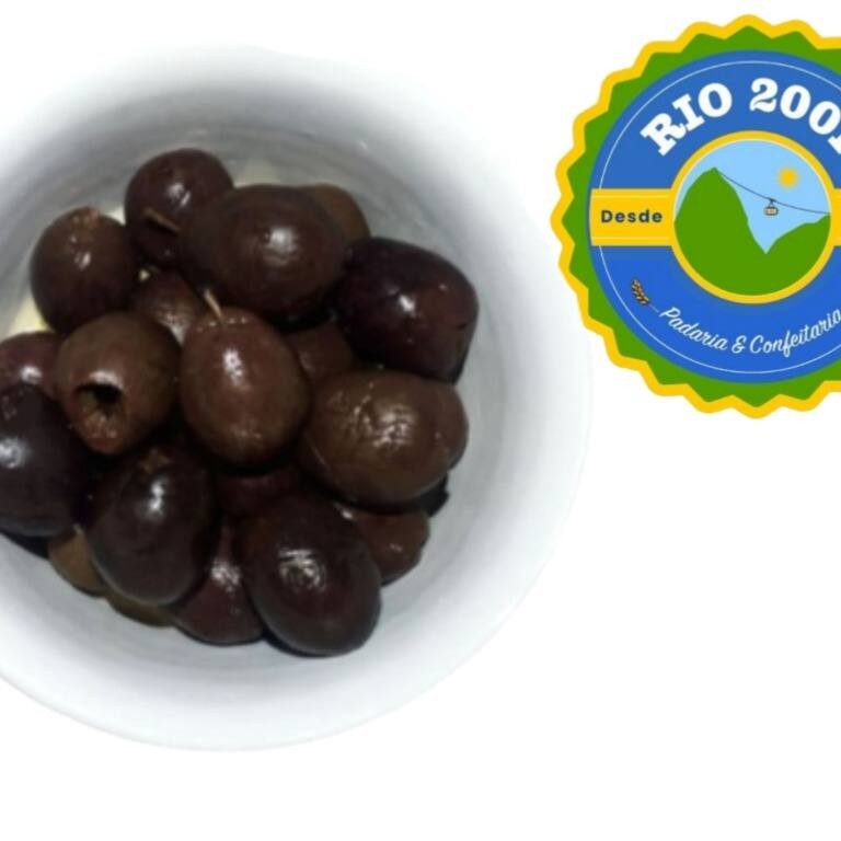 Delicie-se com a Azeitona Preta Graúda a Granel, cuidadosamente selecionada para garantir o máximo de qualidade. Este produto de categoria granel, é vendido em porções de 100 gramas. As azeitonas são conhecidas por seu sabor intenso e marcante, que cria uma experiência gastronômica única. Sua textura firme e carnuda faz com que seja um petisco irresistível, além de ser um complemento perfeito para saladas e outros pratos. A Azeitona Preta Graúda a Granel é, sem dúvida, um deleite para os apreciadores de produtos gourmet.