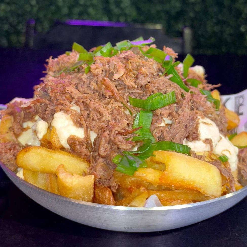 Batata Rústica  sequinha e crocante com creme de queijo e cupim desfiado!