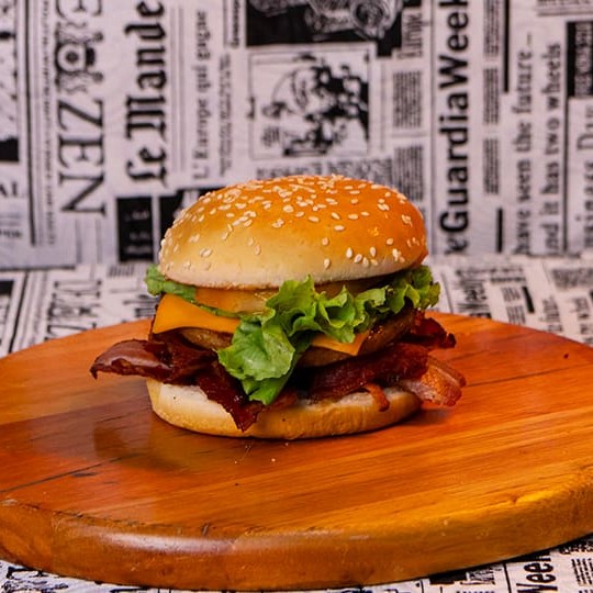 Pão, carne, bacon, cheddar e salada
