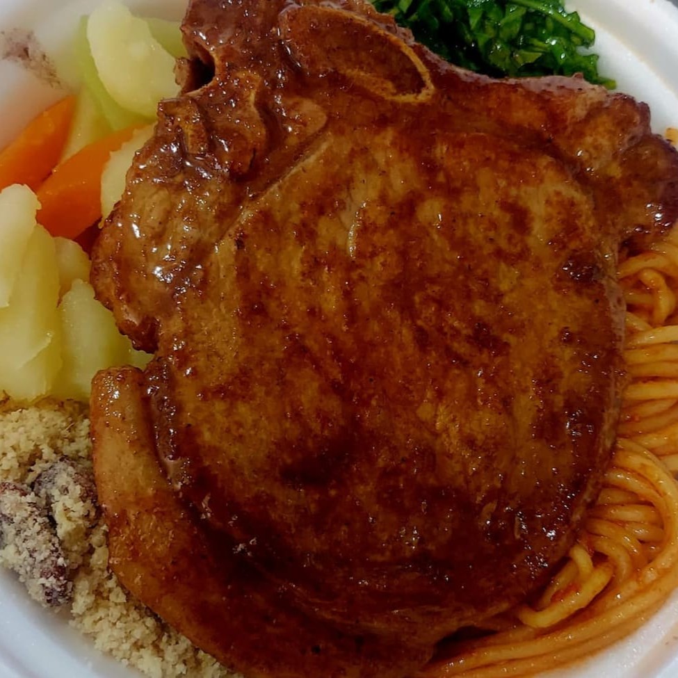 Desfrute de uma refeição saborosa com o nosso Carré c/ Couve. Este prato consiste em arroz branco soltinho, feijão temperado, macarrão ao molho e farofa crocante, acompanhados de um carré suculento servido com couve refogada. Além disso, todas as nossas refeições são acompanhadas por um refrescante Guaracrac. Por favor, escolha o acompanhamento de sua preferência para completar esta deliciosa experiência gastronômica.