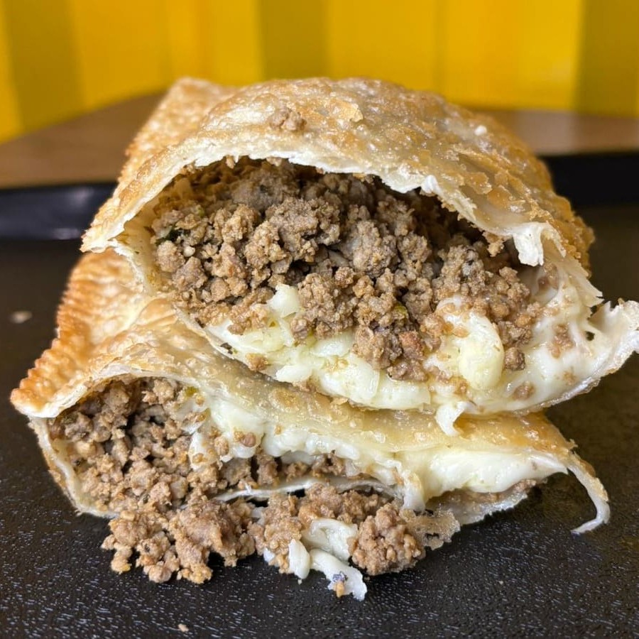 Carne moída selecionada, temperada à perfeição, com muçarela derretida e toque especial de orégano. Simples, saboroso e irresistível!  Nossos pastéis possuem 20 cm, com recheio do início ao fim.