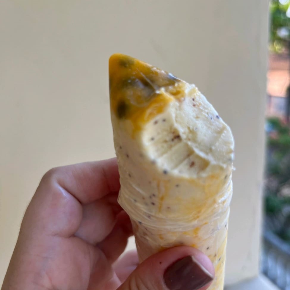 O Sacolé Gourmet de Mousse de Maracujá é uma sobremesa refrescante e cremosa, ideal para os dias quentes. Feito com mousse de maracujá, combina a leveza da mousse com o sabor tropical e azedinho do maracujá. Sua textura é suave e aerada, diferente do sacolé tradicional, proporcionando uma experiência mais sofisticada.