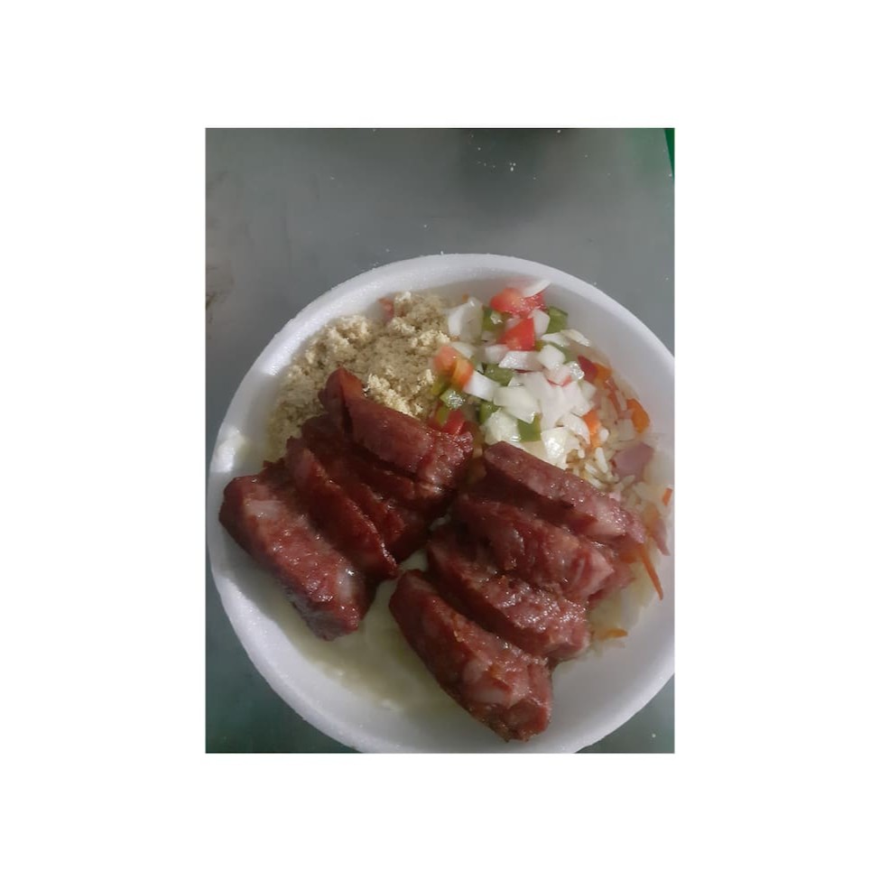 Marmita Acompanha: arroz branco ou á grega, feijão, farofa (farinha temperada), molho á campanha e batata frita ou purê.