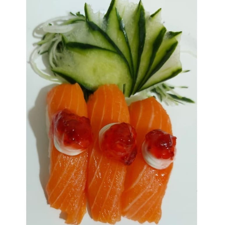 Niguiri de salmão com cream cheese e geléia de morango por cima