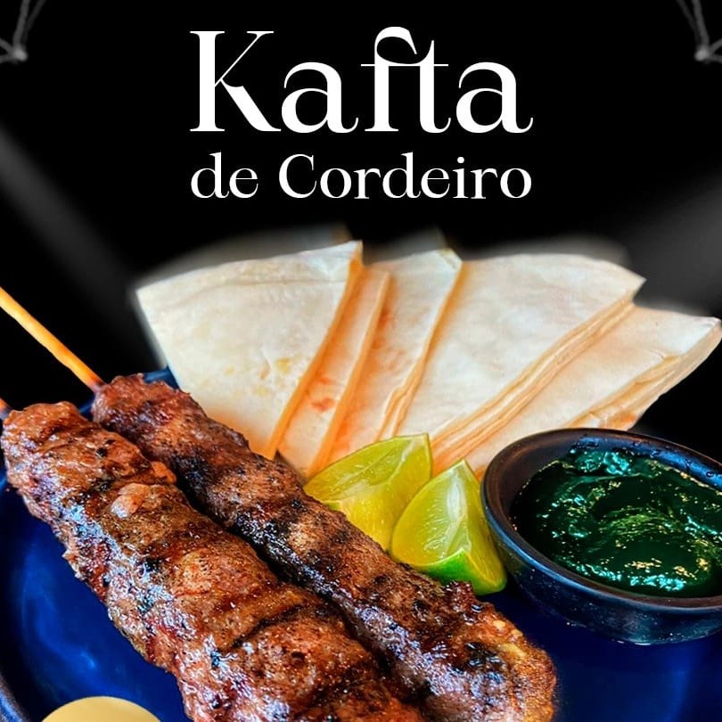 Acompanha Dois Espetos De Kafta De Cordeiro Junto Uma Porção De Pão Árabe E Pra Finalizar Uma Deliciosa E Refrescante Geléia De Menta Para Dar O Toque Especial.