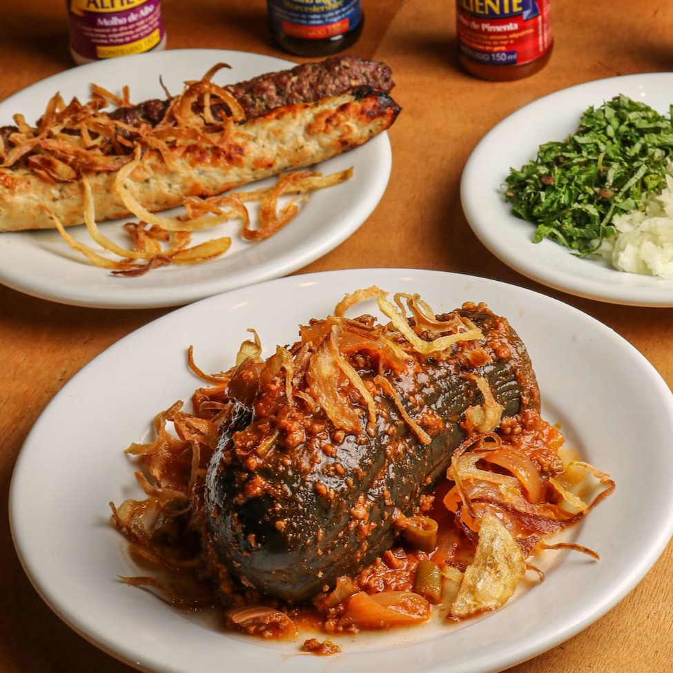 Meia porção de berinjela recheada + 2 kaftas no espeto (carne ou frango)