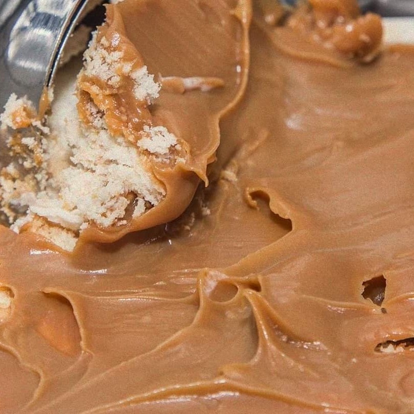 Sorvete que é a cara do Verão Carioca.  Ingredientes: água filtrada, doce de leite (leite padronizado, sacarose, bicarbonato de sódio e conservador de potássio), creme de leite, sacarose, biscoito (farinha de trigo, sacarose, gordura vegetal, amido, açúcar invertido, sal, soro de leite em pó, fermentos químicos: bicarbonato de sódio e bicarbonato de amônio, emulsificante: lecitina de soja, melhorador de farinha metabissulfito de sódio, aromatizante, acidulante ácido láctico), leite em pó integral, gordura vegetal, glucose, sólidos de origem láctea e manteiga. Espessantes: goma guar e carragena. Estabilizante: monoestearato de glicerina.  Contém Glúten. Contém Lactose. Alérgicos: Contém Leite, Derivados De Leite, Trigo E Soja. Pode Conter Amendoim, Amêndoas, Castanha De Caju E Látex Natural.