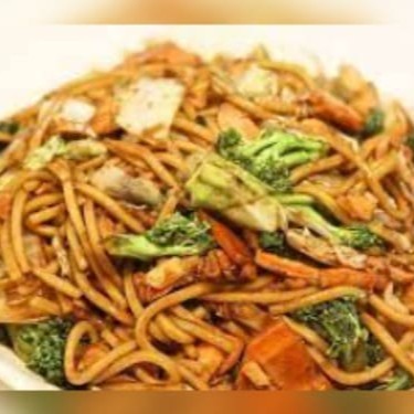 Macarrão, legumes e salmão.