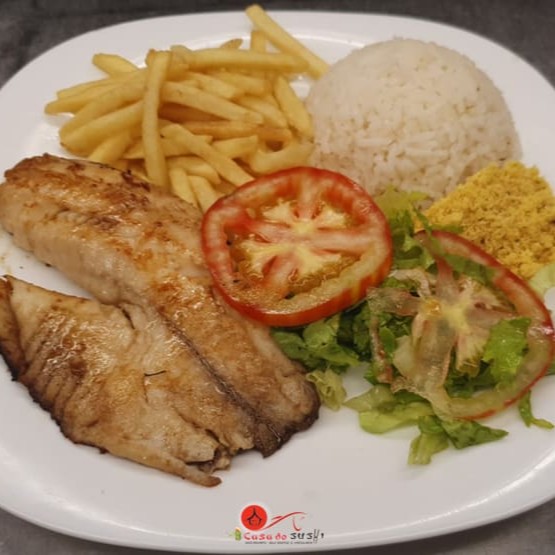 Acompanhado com arroz, salada, farofa e batata frita.