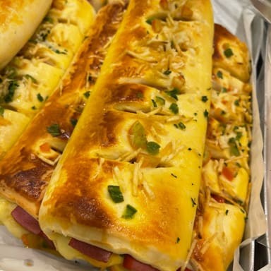 Salgado a metro com salsicha.