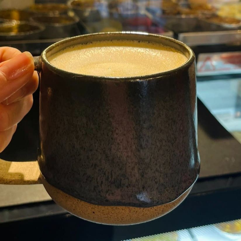 Café espresso, leite de aveia e gengibre em pó.