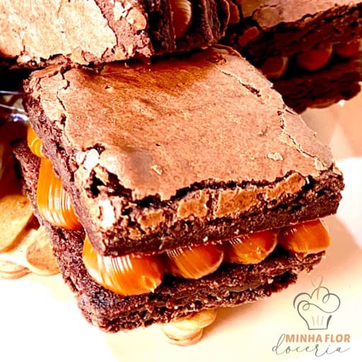 Brownie macio por dentro, com casquinha crocante e recheio generoso de doce de leite. A cremosidade do recheio encontra a textura molhadinha da nossa receita exclusiva, criando uma explosão de sabor a cada mordida. Irresistível do primeiro ao último pedaço.